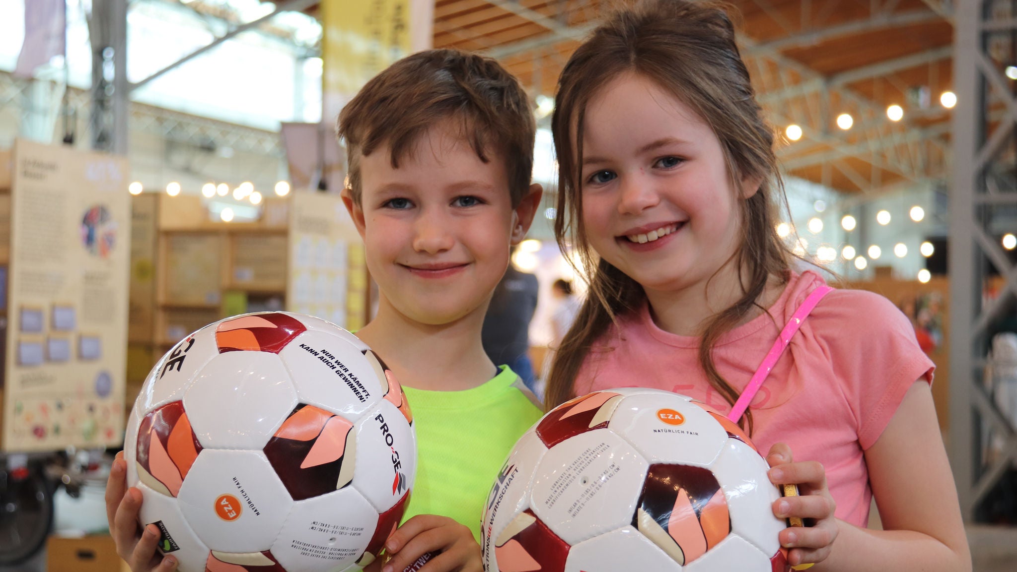 2 Kinder mit gewonnenem Fußball auf der WeFair 2024